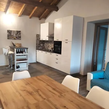 Apartment House 2.0 *